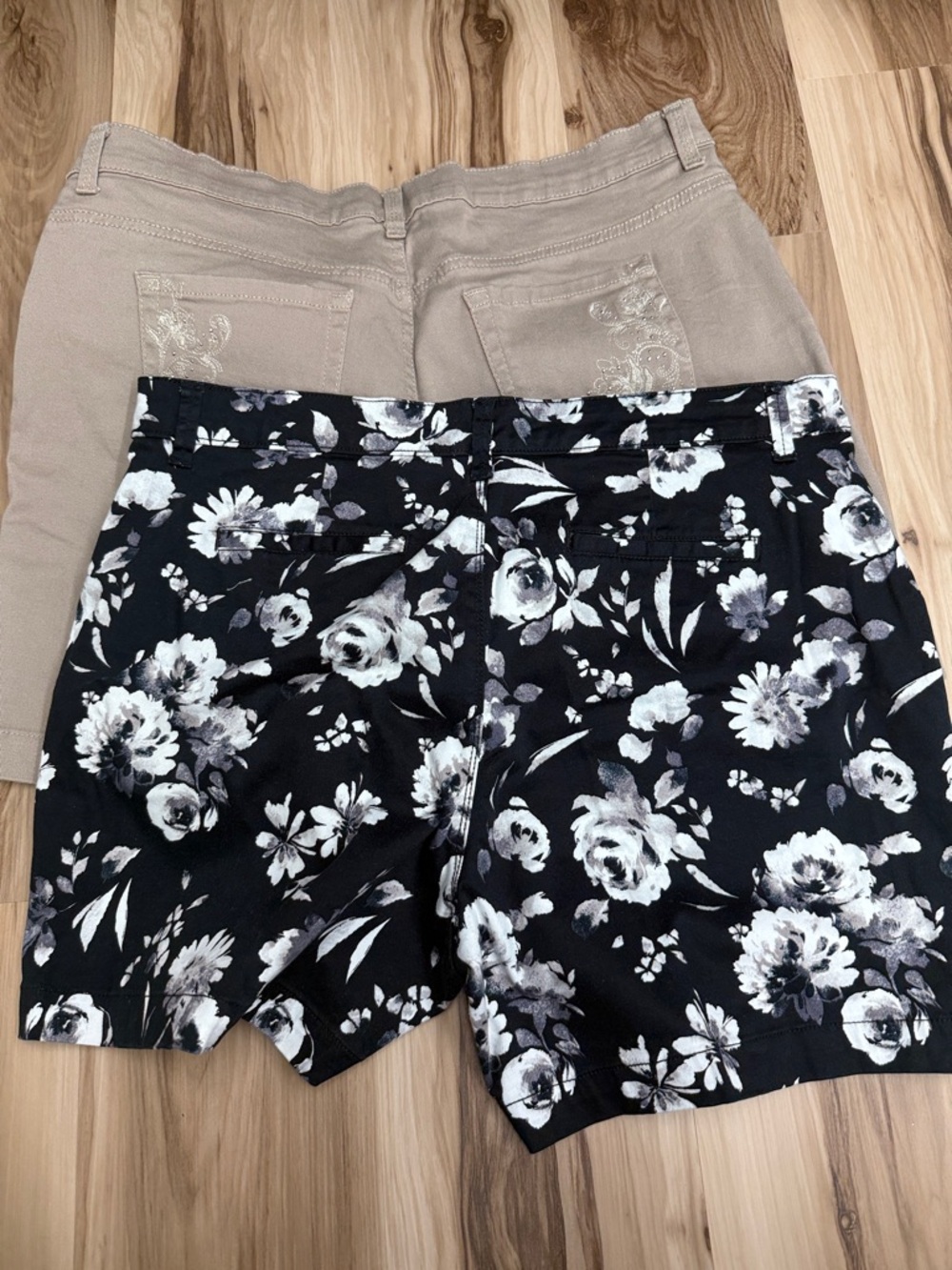 Gloria Vanderbilt Black Floral and Beige Bermuda Shorts Lot T21 - Picture 8 of 8